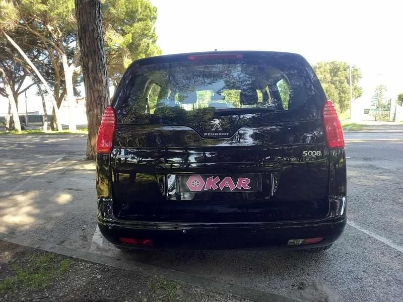 Usado Peugeot 5008 120 HP (88 kW) 2015 Preto Monovolume