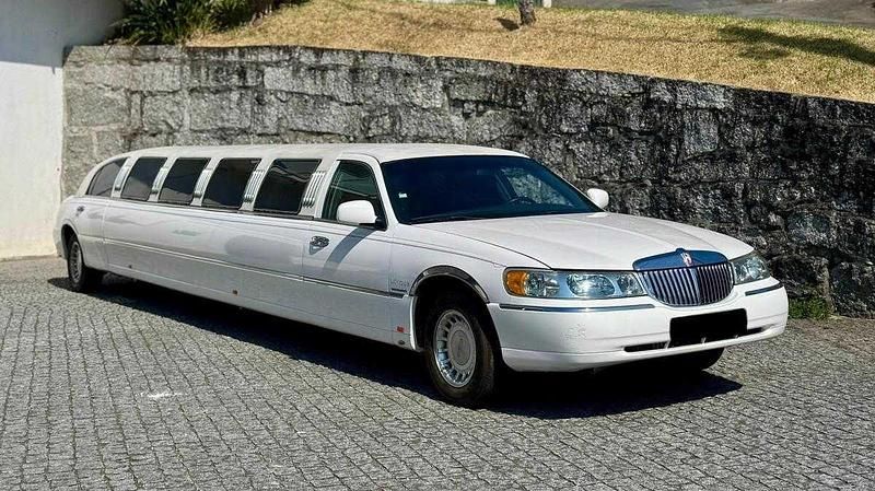 Branco Usado 2001 Lincoln Town Car Sedan | € 34.990 - Imagem 1/4