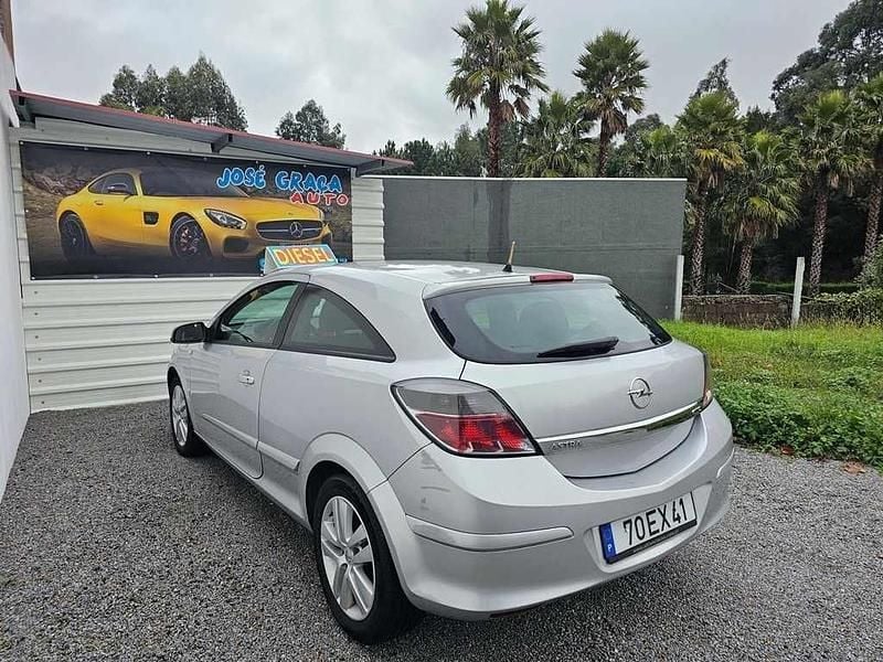 Usado Opel Astra GTC 90 HP (66 kW) 2007 Cinzento