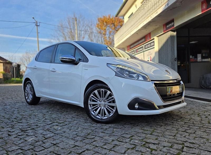Branco Usado 2018 Peugeot 208 Style Citadino | € 9.500 (Bom preço) - Imagem 1/4
