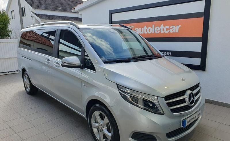 Cinzento Usado 2018 Mercedes V250 Avantgarde Monovolume | € 44.900 - Imagem 1/4