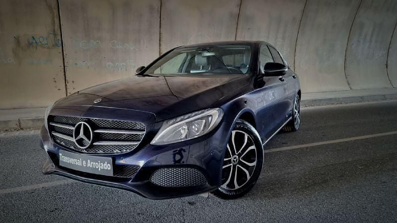 Azul escuro Usado 2018 Mercedes C220 Avantgarde Sedan | € 26.800 (Preço justo) - Imagem 1/4