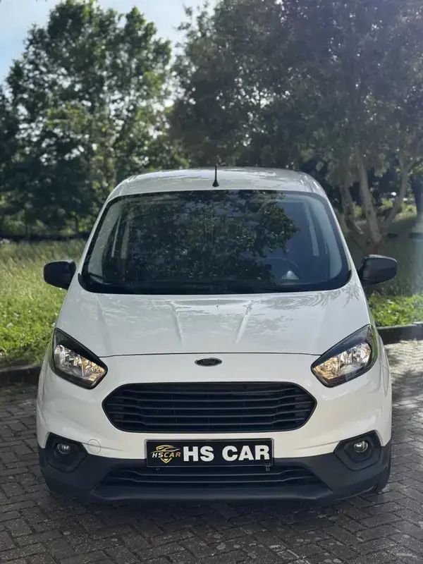 Usado Ford Transit 80 HP (58 kW) 2019 Branco Sedan