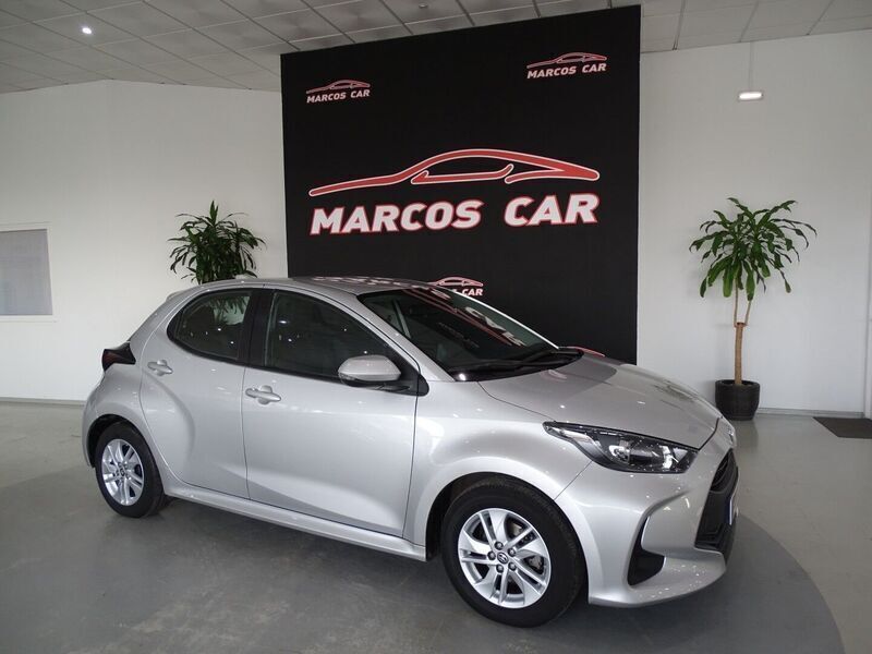 Cinzento Usado 2021 Toyota Yaris Comfort | € 17.900 (Preço justo) - Imagem 1/4