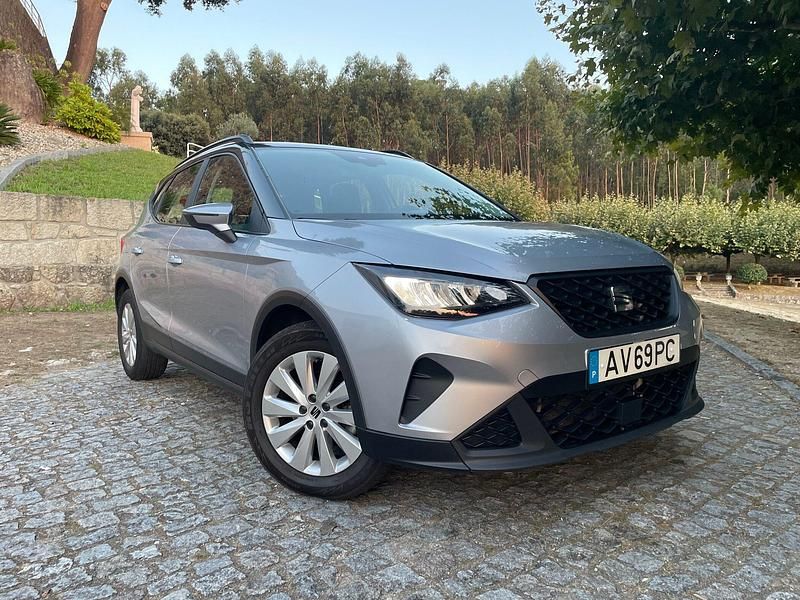 Cinzento Usado 2022 Seat Arona Style SUV | € 16.999 (Preço justo) - Imagem 1/4