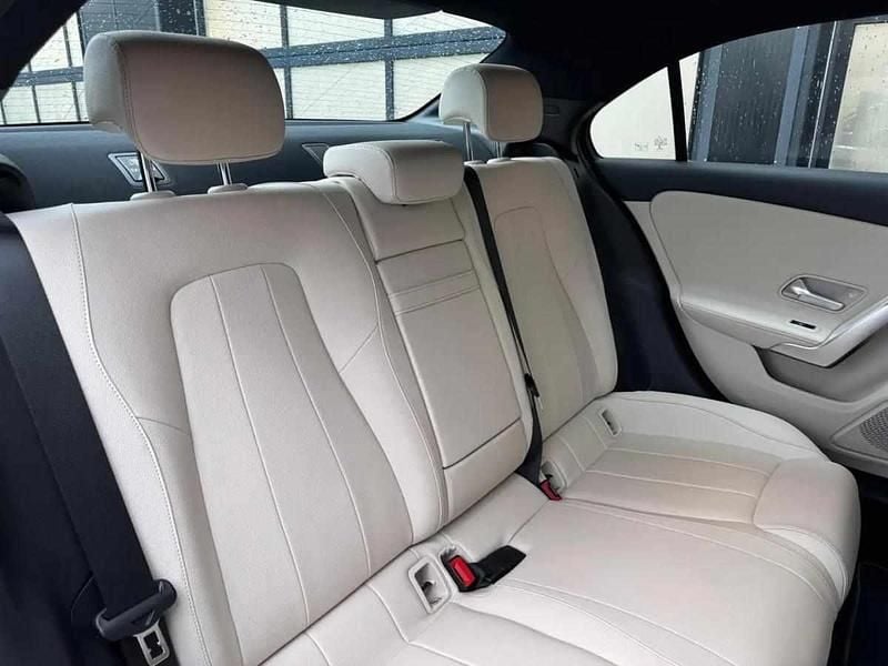 Usado Mercedes A180 224 HP (164 kW) 2023 Preto Sedan