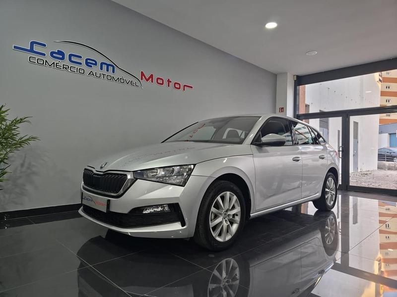Cinza Usado 2022 Skoda Scala Ambition Citadino | € 14.990 (Preço justo) - Imagem 1/4