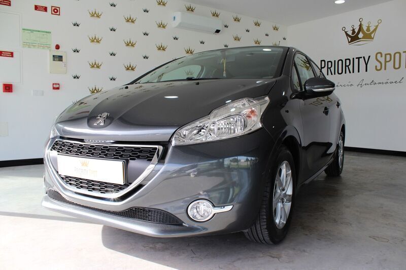 Cinza Usado 2015 Peugeot 208 Active Citadino | € 10.750 (Preço justo) - Imagem 1/4