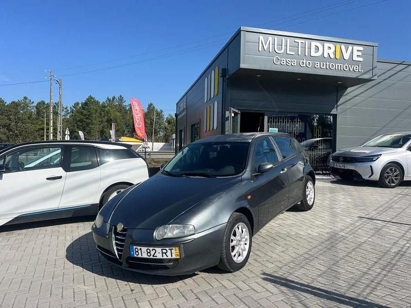 Cinza Usado 2001 Alfa Romeo 147 Citadino | € 1.750 - Imagem 1/4