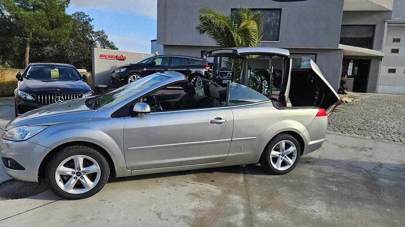 Usado Ford Focus 101 HP (74 kW) 2009 Cinzento Sedan