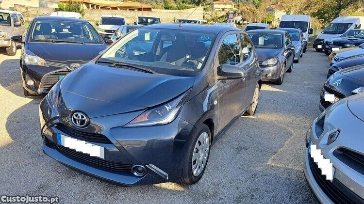 Usado Toyota Aygo 69 HP (50 kW) 2015 Cinza Citadino