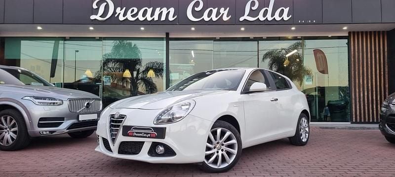 Branco Usado 2014 Alfa Romeo Giulietta Exclusive Citadino | € 11.500 - Imagem 1/4