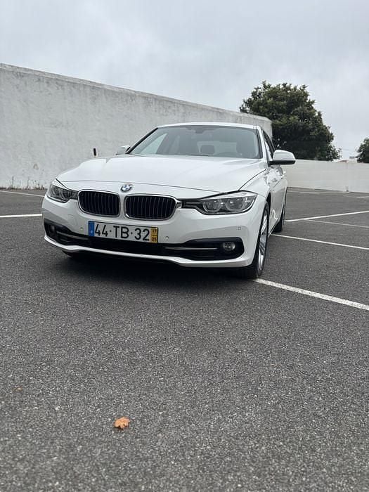 Branco Usado 2017 BMW 330e Sport Line Sedan | € 15.500 (Preço justo) - Imagem 1/4