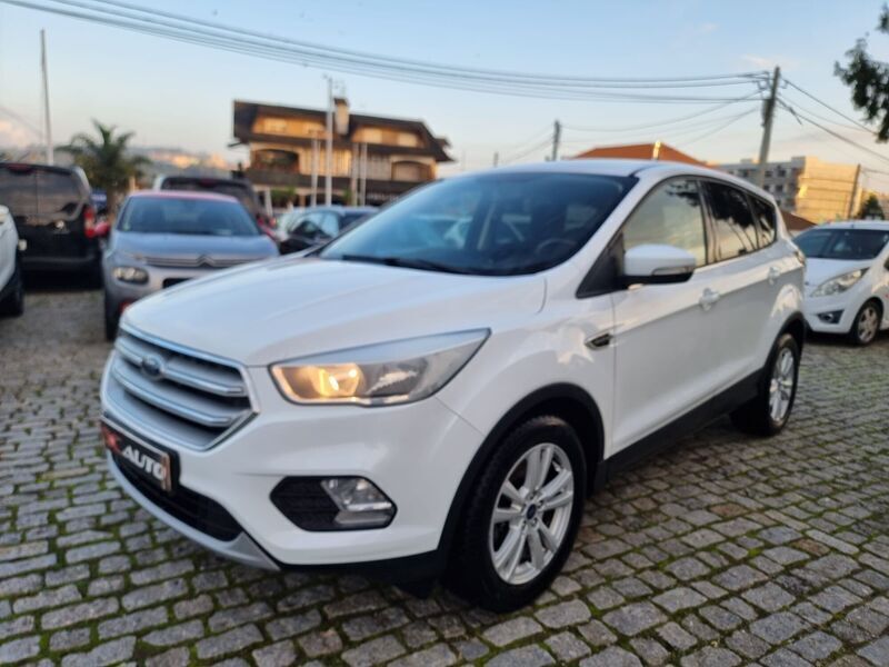 Castanho Usado 2018 Ford Kuga Titanium SUV | € 14.999 (Preço justo) - Imagem 1/4