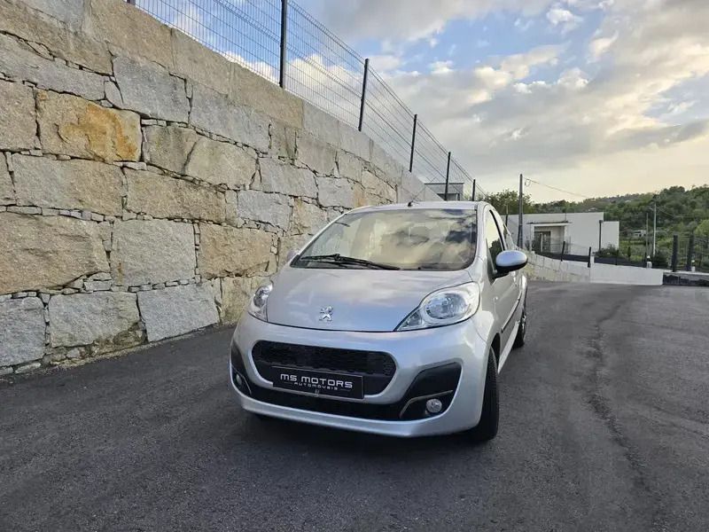 Cinza prata Usado 2014 Peugeot 107 Sportium Citadino | € 9.990 - Imagem 1/4