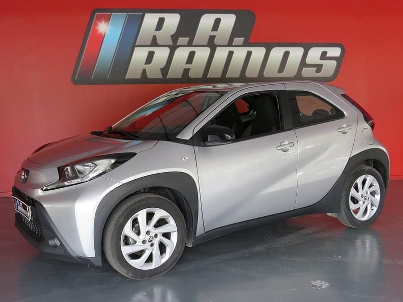 Cinza Usado 2023 Toyota Aygo X Play SUV | € 16.500 - Imagem 1/4