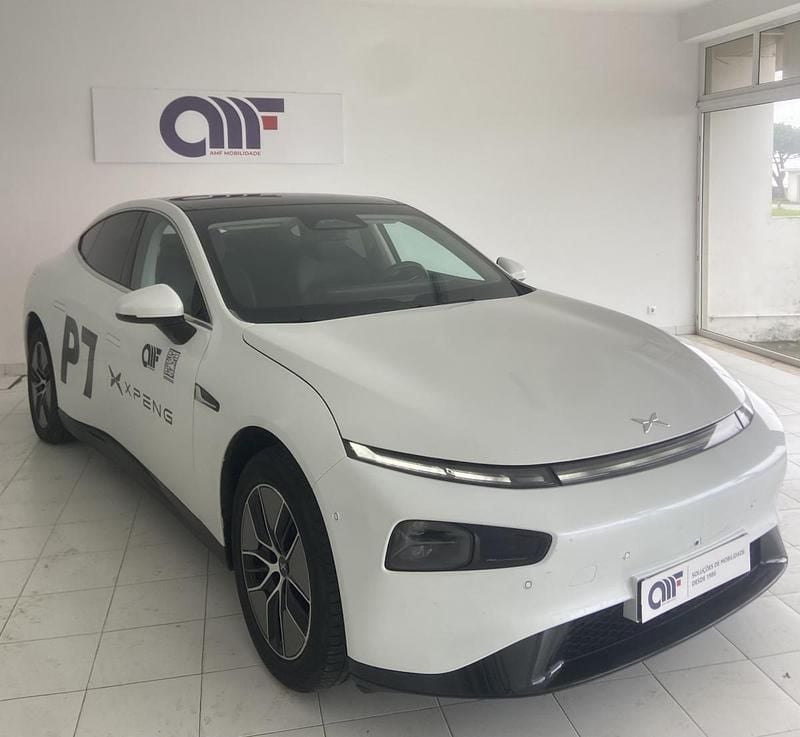 Branco Usado 2025 XPENG P7 RWD Long Range Sedan | € 44.490 - Imagem 1/4