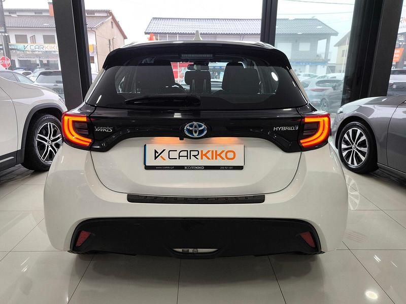 Usado Toyota Yaris Hybrid Comfort 115 HP (84 kW) 2022 Branco