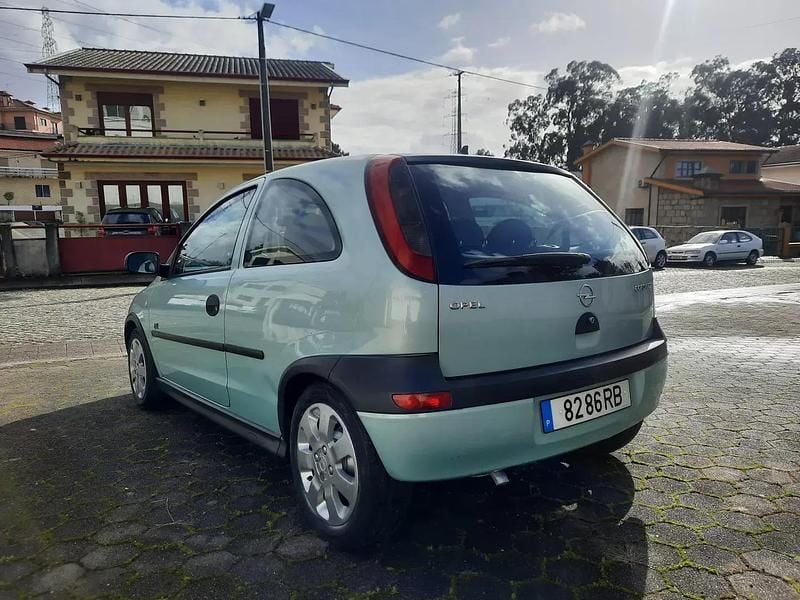 Usado Opel Corsa Sport 75 HP (55 kW) 2001 Verde Citadino