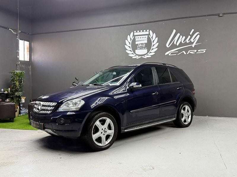 Azul Usado 2007 Mercedes ML320 SUV | € 14.999 (Caro) - Imagem 1/4
