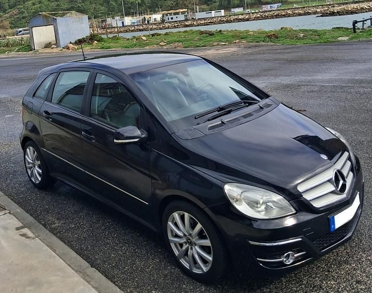 Usado Mercedes B180 109 HP (80 kW) 2009 Preto Monovolume