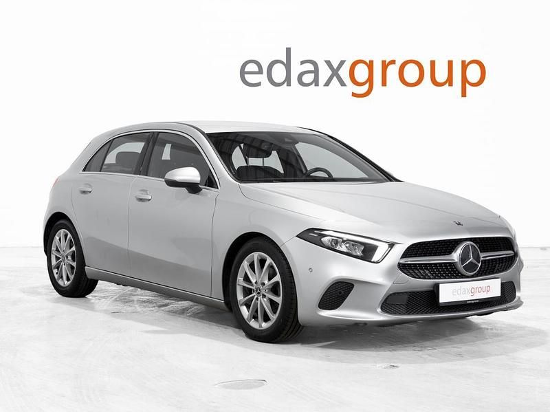 Cinza Usado 2021 Mercedes A180 Style Sedan | € 31.490 - Imagem 1/4