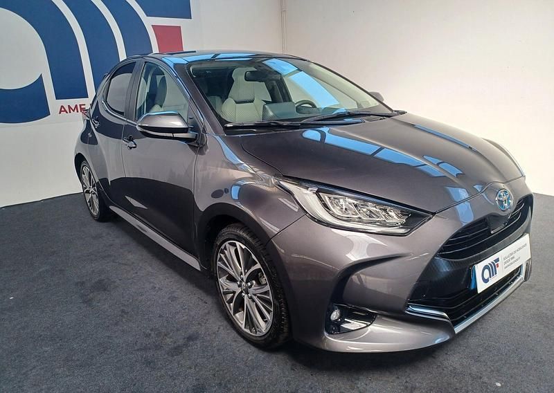 Cinza Usado 2024 Toyota Yaris Hybrid Luxury | € 27.250 (Caro) - Imagem 1/4