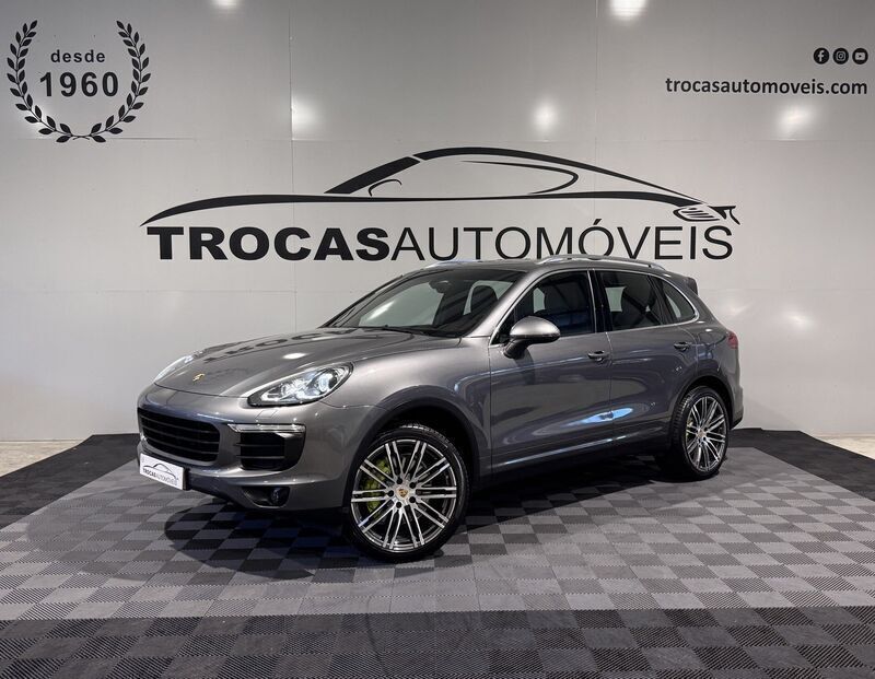 Cinza Usado 2015 Porsche Cayenne S E-Hybrid SUV | € 39.500 (Caro) - Imagem 1/4