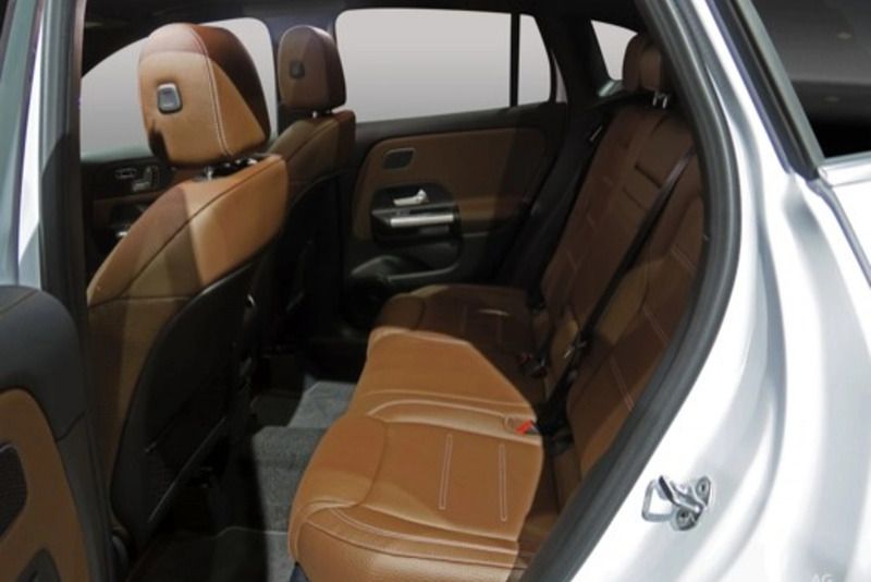 Usado Mercedes GLA180 116 HP (85 kW) 2024 Preto SUV