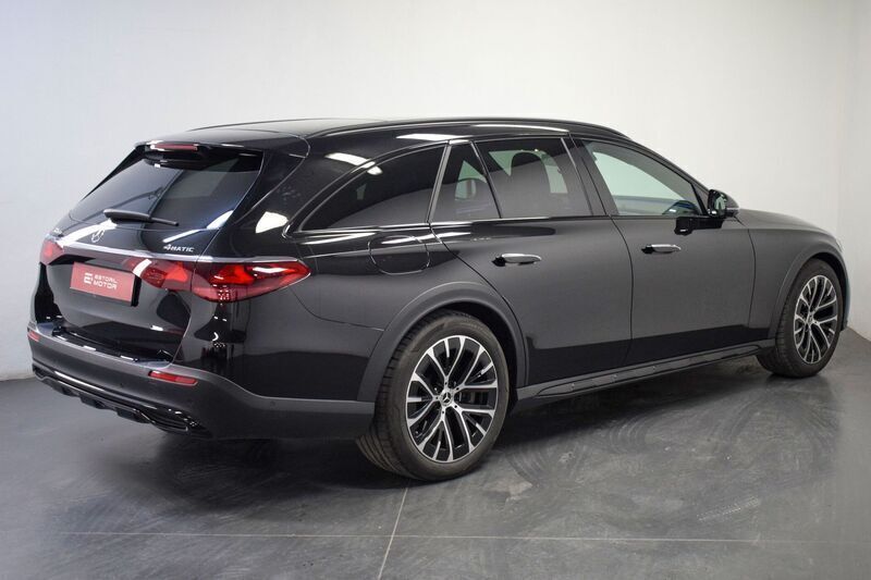 Usado Mercedes E300 313 HP (230 kW) 2024 Preto Carrinha