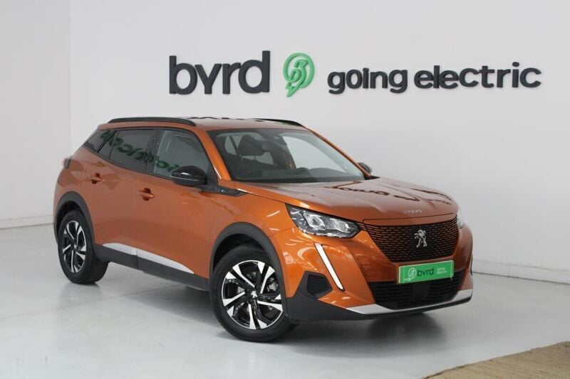 Castanho Usado 2021 Peugeot e-2008 Allure SUV | € 21.900 (Preço justo) - Imagem 1/4