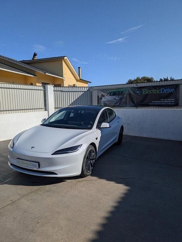 Branco Usado 2024 Tesla Model 3 Standard Range Sedan | € 33.500 (Preço justo) - Imagem 1/4