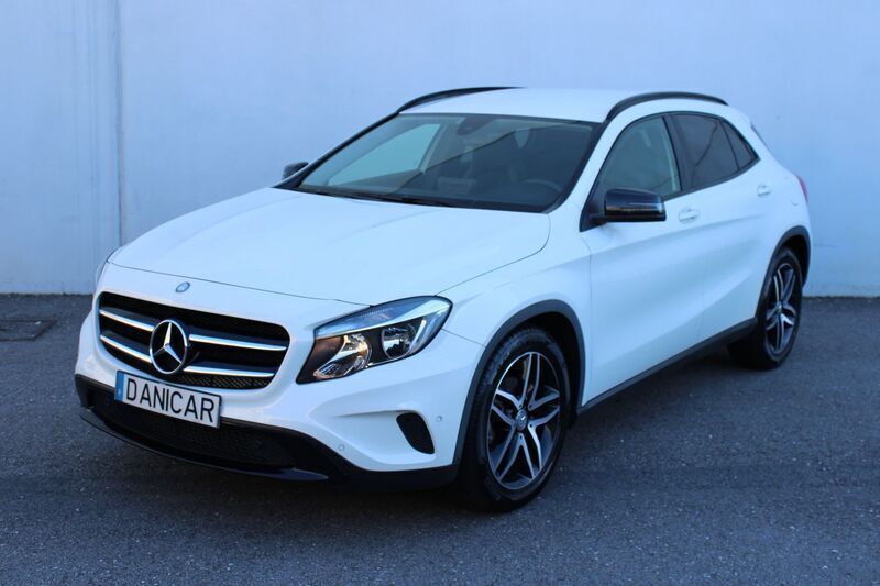 Branco Usado 2016 Mercedes GLA200 Style SUV | € 23.800 (Preço justo) - Imagem 1/4