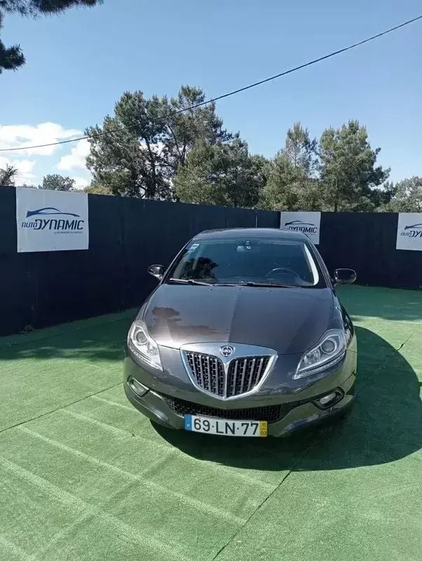 Prateado Usado 2011 Lancia Delta Citadino | € 9.900 - Imagem 1/4