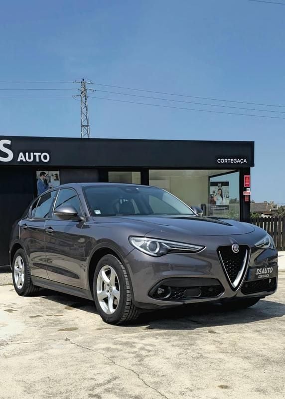 Usado Alfa Romeo Stelvio 180 HP (132 kW) 2018 Cinzento SUV