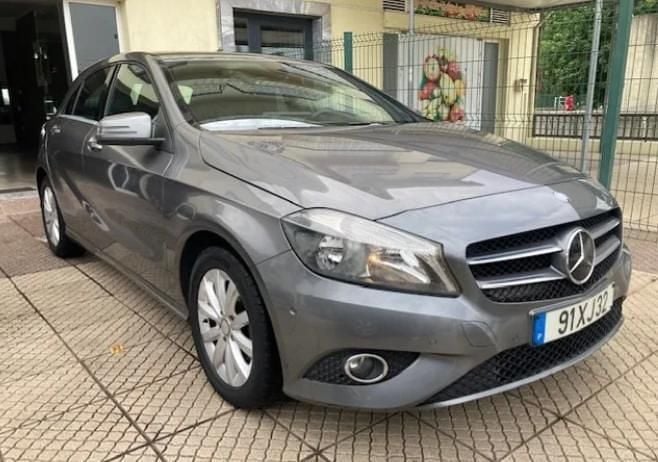 Cinzento Usado 2014 Mercedes A180 Citadino | € 13.500 (Preço justo) - Imagem 1/4