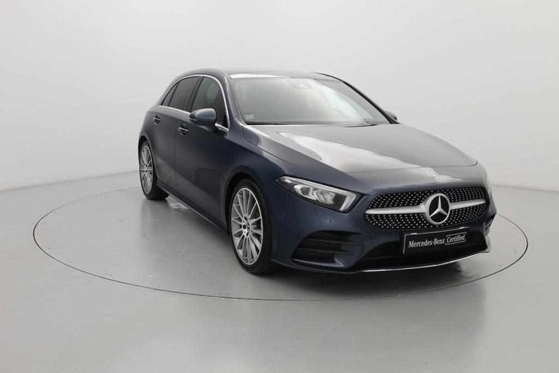 Azul Usado 2021 Mercedes A180 AMG Citadino | € 29.990 (Preço elevado) - Imagem 1/4