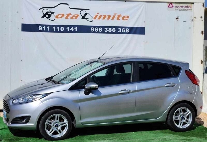 Cinza Usado 2015 Ford Fiesta Trend Citadino | € 11.500 (Preço justo) - Imagem 1/4