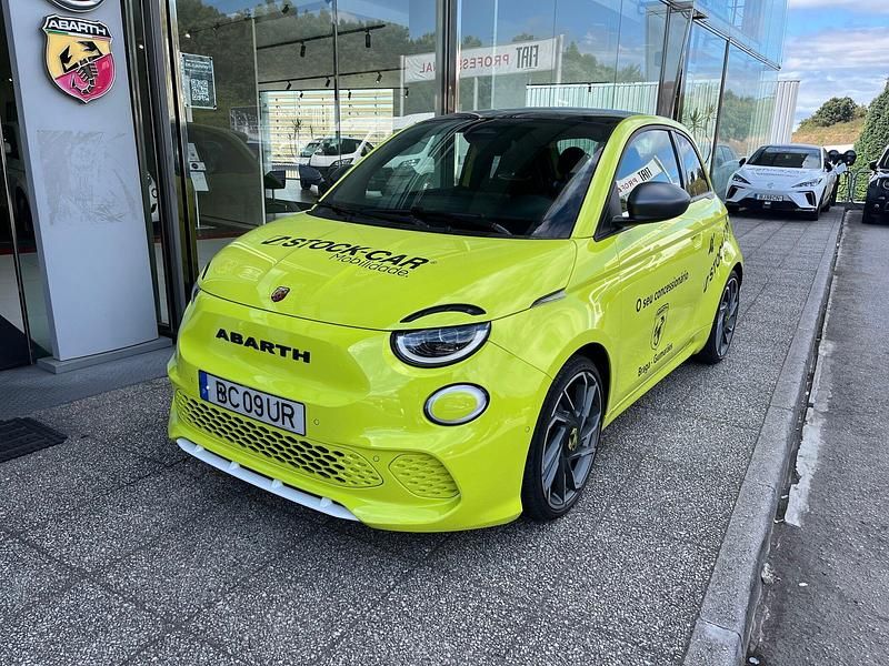 Verde Usado 2023 Abarth 500e Citadino | € 34.900 - Imagem 1/4