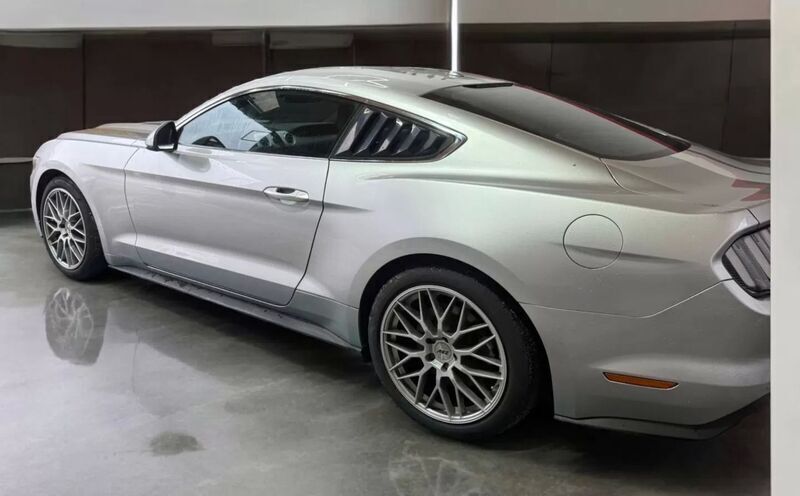 Usado Ford Mustang 314 HP (230 kW) 2017 Cinza prata Coupé