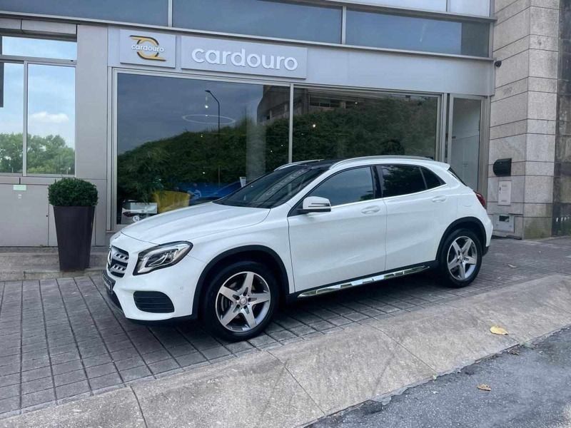 Branco cinzento, preto Usado 2017 Mercedes GLA220 SUV | € 30.900 - Imagem 1/4