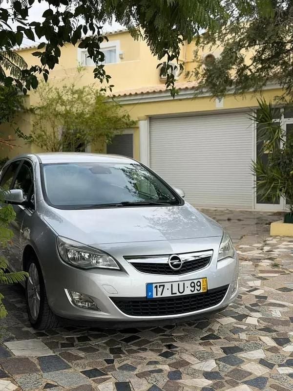Cinzento Usado 2011 Opel Astra | € 9.990 - Imagem 1/4