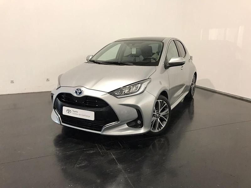 Cinza (pintura metalizada) Usado 2024 Toyota Yaris Luxury Sedan | € 27.750 (Preço elevado) - Imagem 1/4