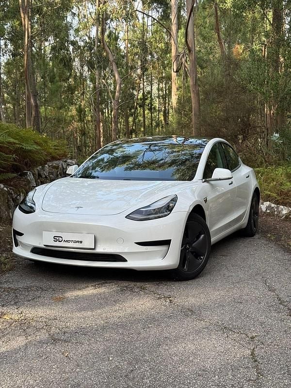 Branco Usado 2020 Tesla Model 3 Sedan | € 22.900 (Preço justo) - Imagem 1/4