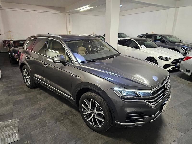 Cinzento Usado 2020 VW Touareg SUV | € 44.500 - Imagem 1/4