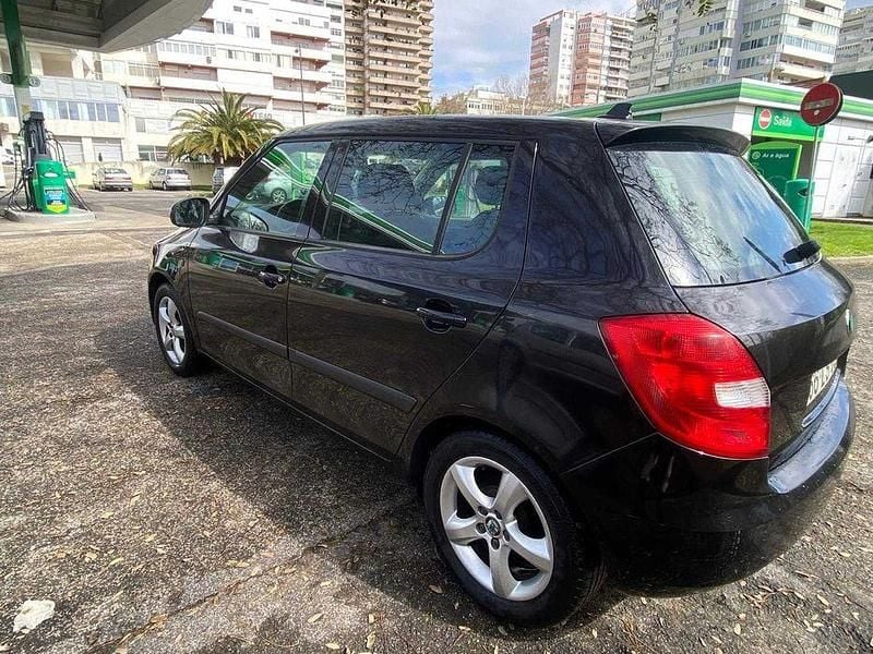 Usado Skoda Fabia Elegance 70 HP (51 kW) 2011 Sedan