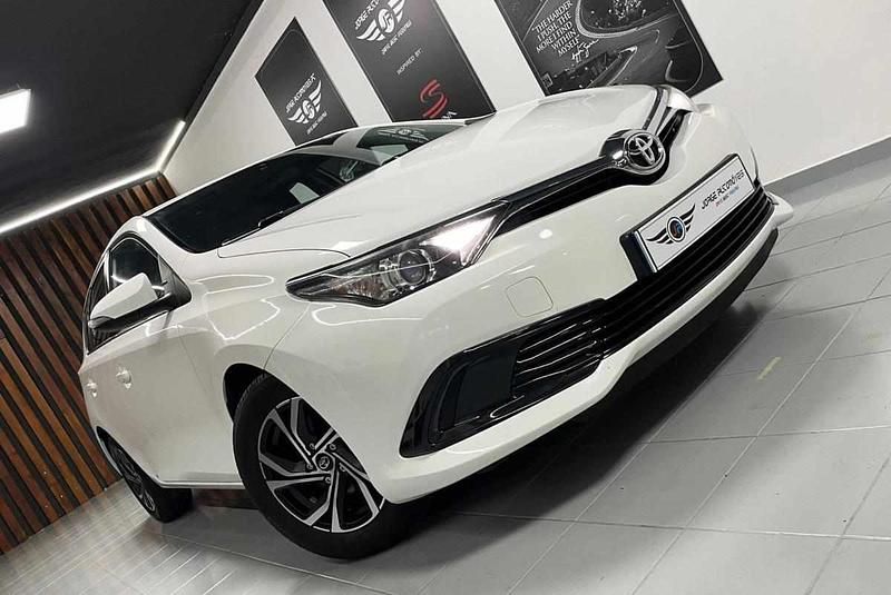 Usado Toyota Auris 90 HP (66 kW) 2015 Branco Citadino