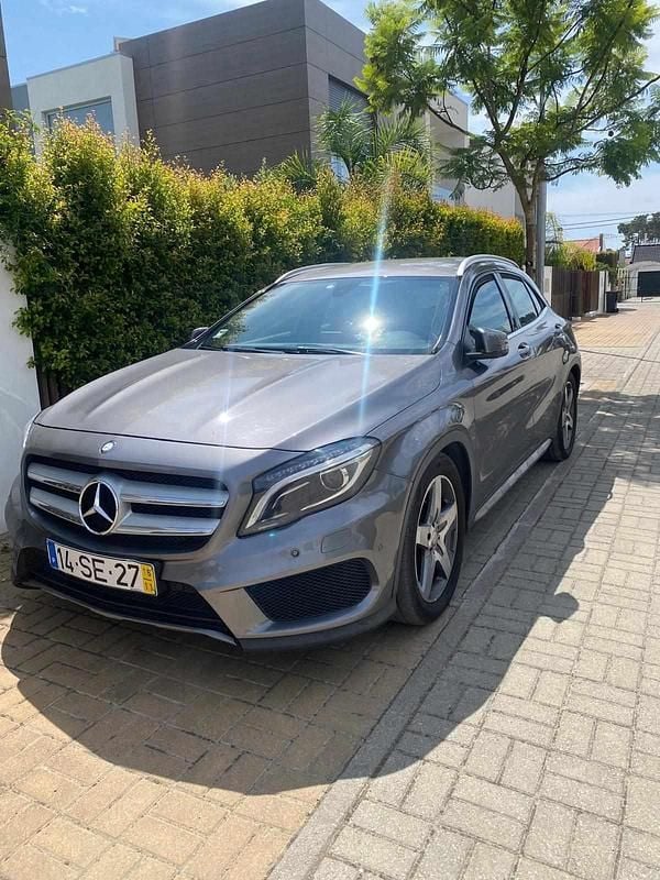 Cinzento Usado 2016 Mercedes GLA200 SUV | € 18.980 (Super Preço) - Imagem 1/4