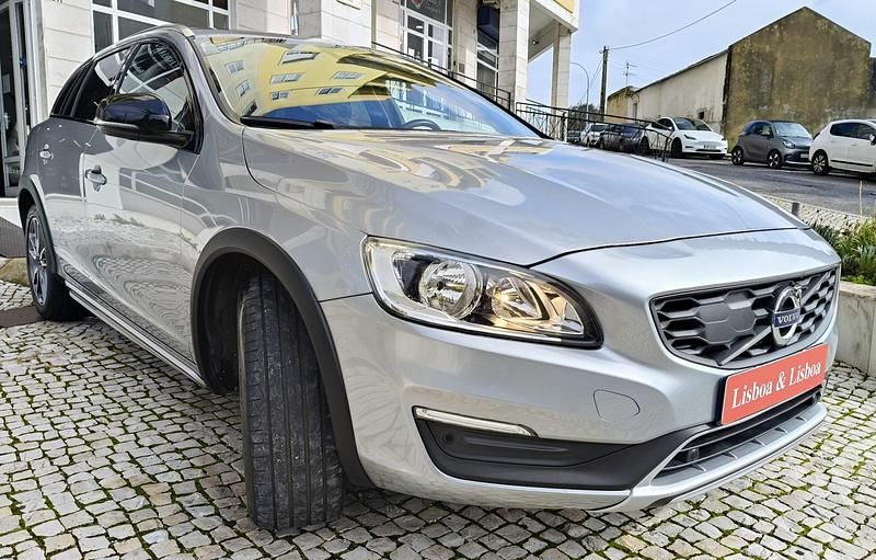 Usado Volvo V60 CC Momentum 150 HP (110 kW) 2018 Cinzento Carrinha