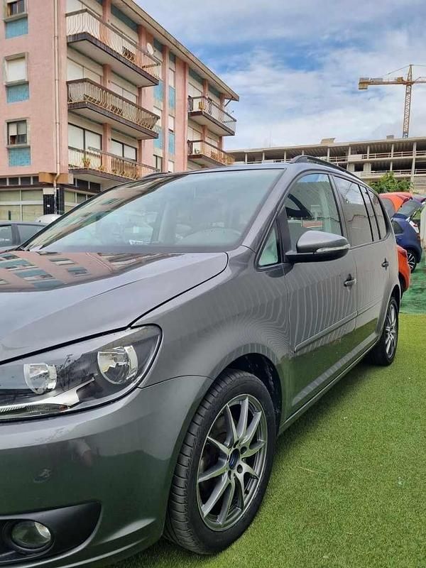 Usado VW Touran 105 HP (77 kW) 2014 Cinzento Monovolume